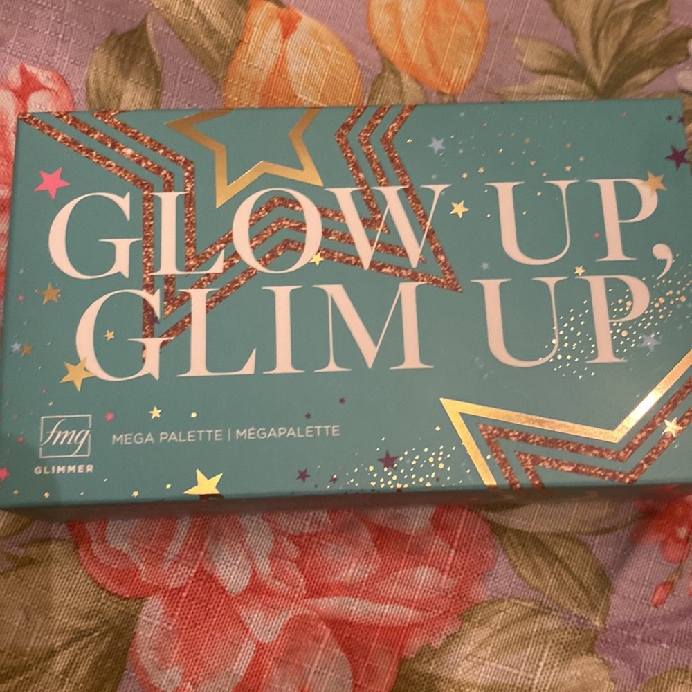 Glimmer glow up mega  palette : 30 eyeshadows, 4 blushes with applicator &mirror - Picture 7 of 8
